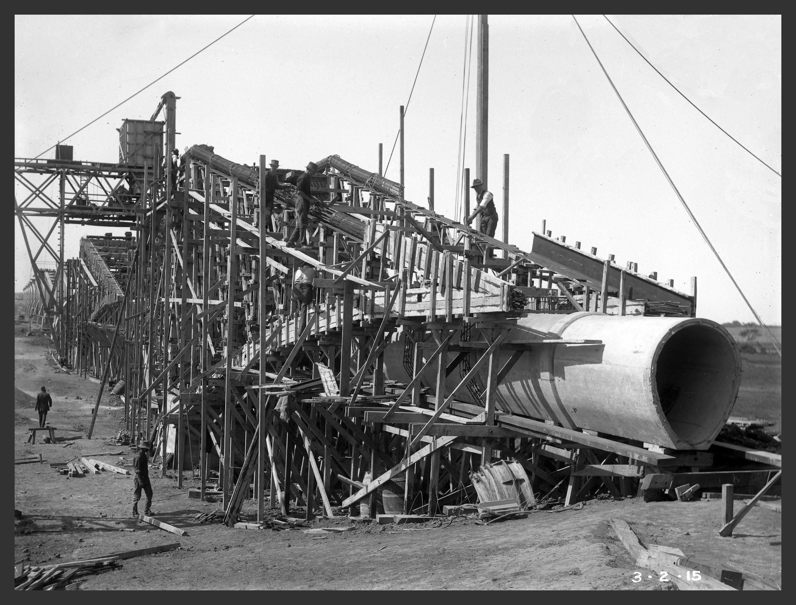 Aqueduct under construction February 1915.jpg