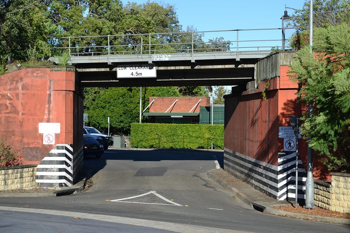 Ferguson Road Arrival gateway - Railway Overpass