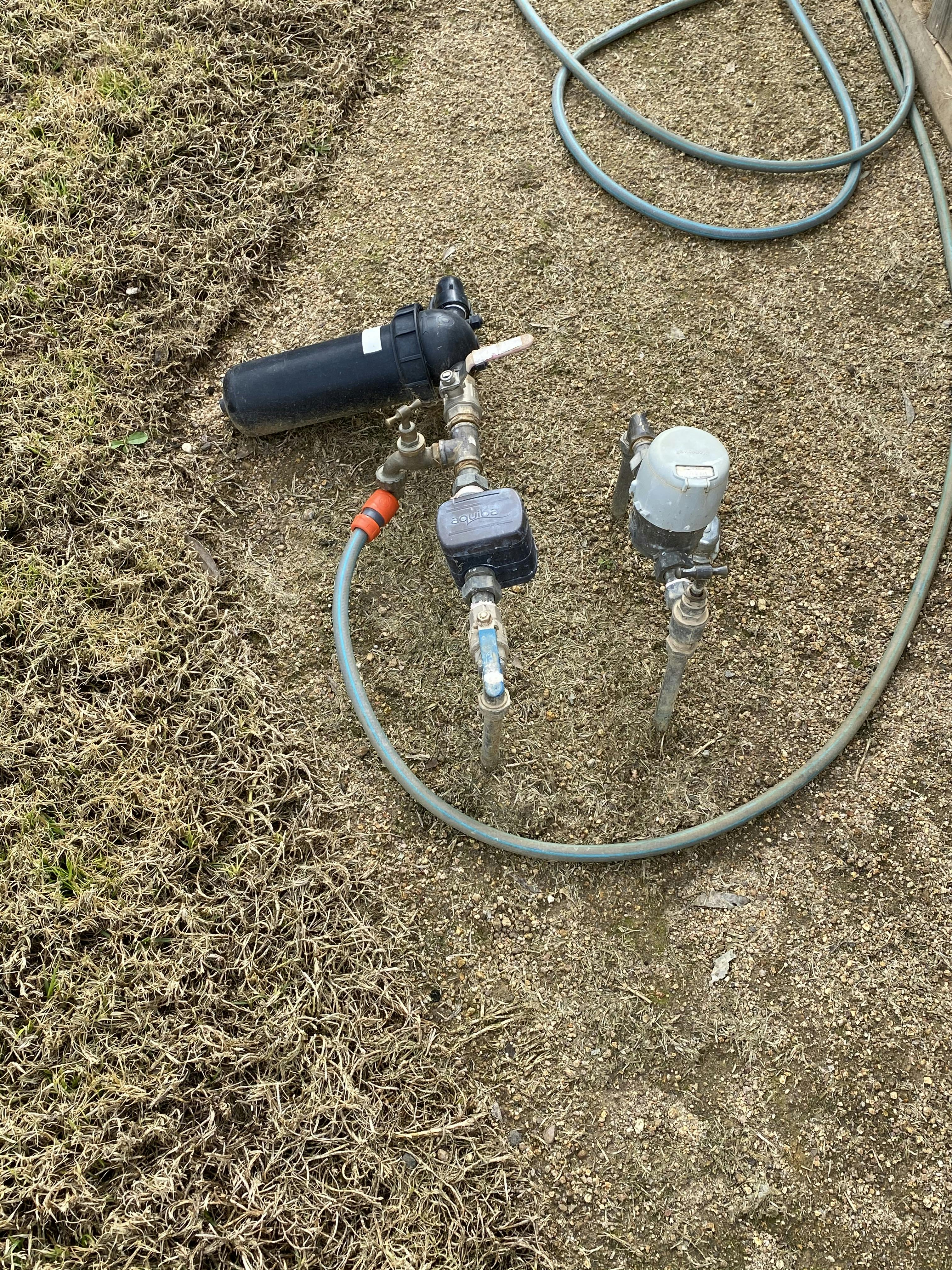 Raw and filtered water meter with hose connection 