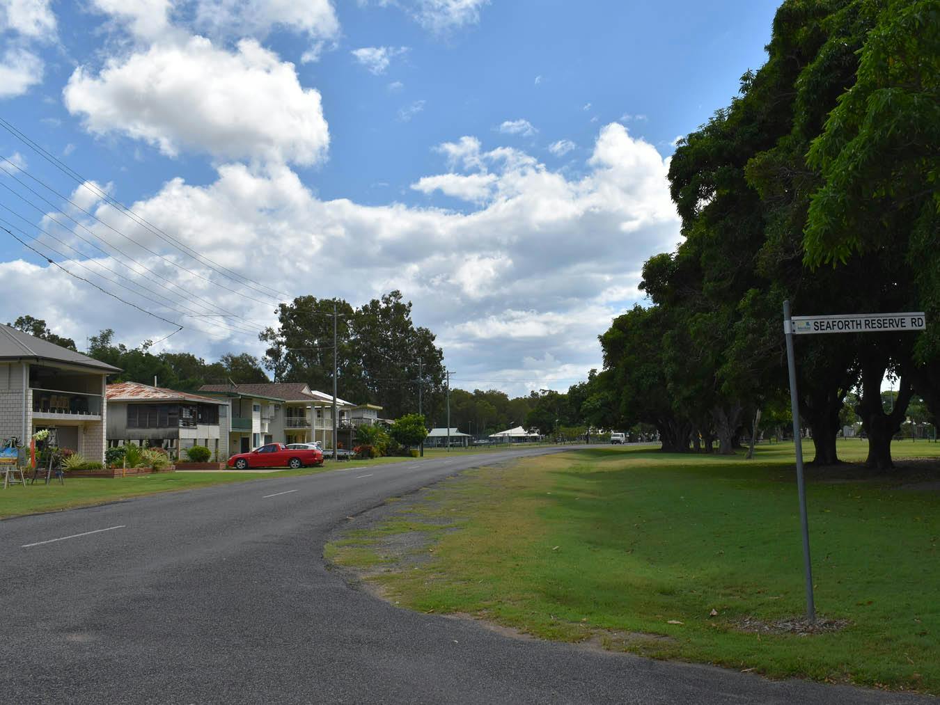 Western entry - This photograph at the entry looking west along Palm Avenue. The Seaforth Sports Grounds Reserve is visible in the background