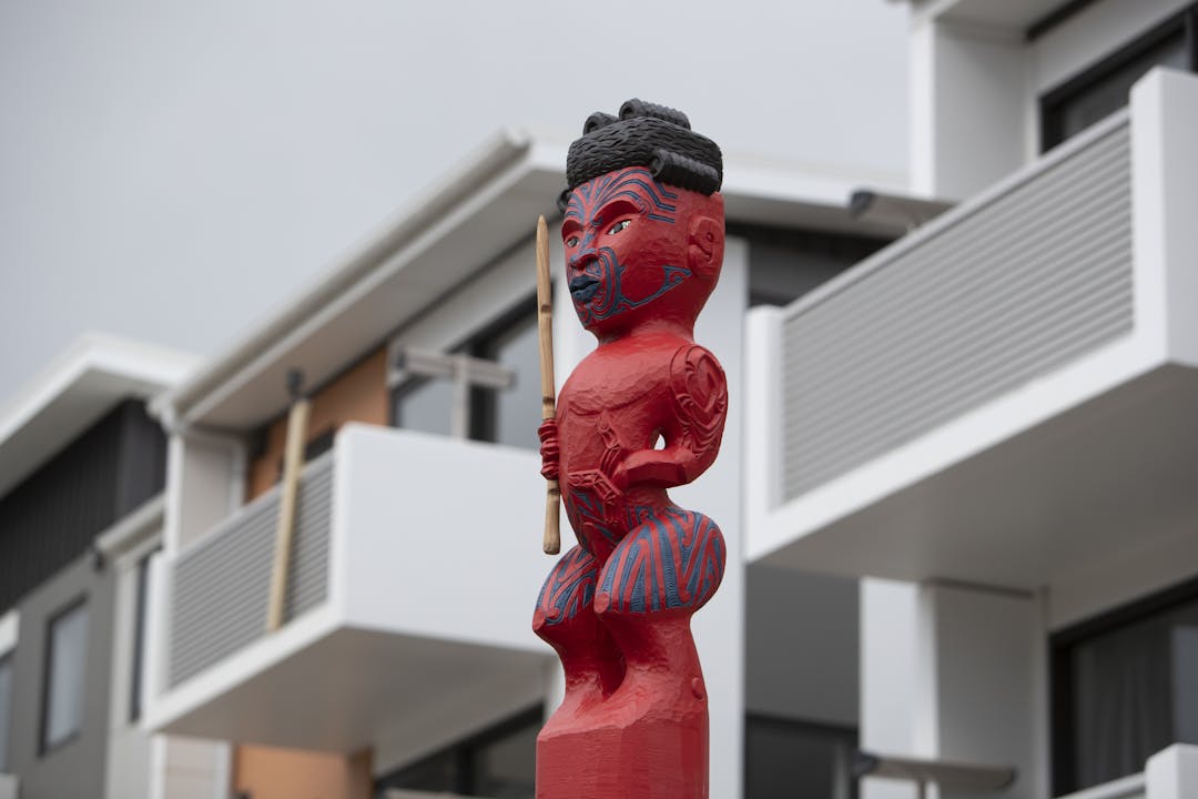 Powhenua at Arlington carved by Ihaia Puketapu