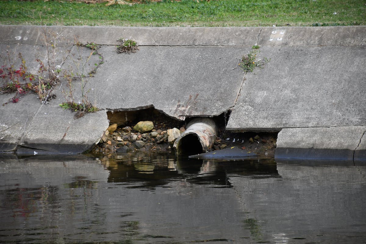 New-Town-Rivulet-Outlet-Crumbling-concrete-embankment-and-pipe-DSC_4289.jpg