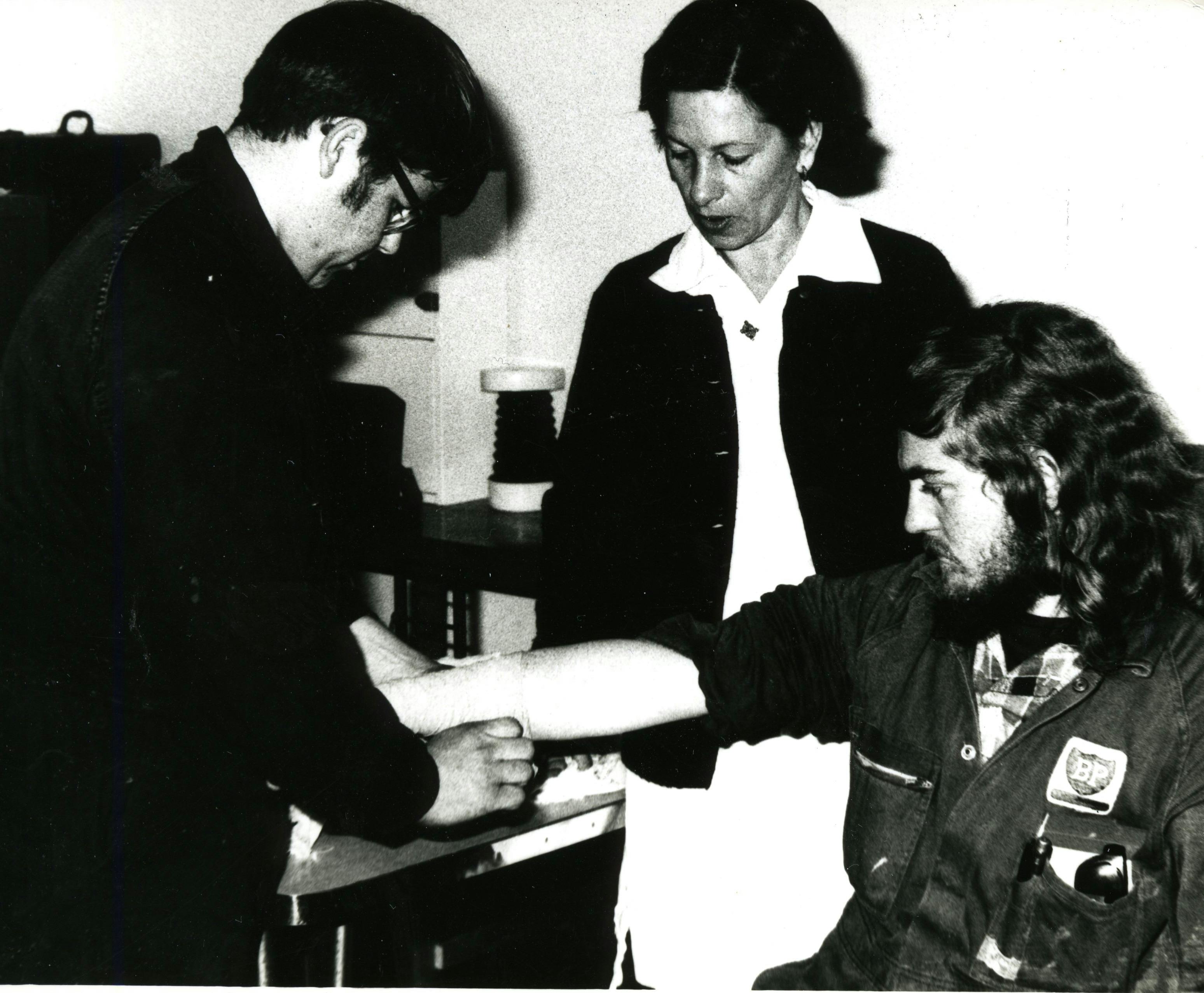 Bandaging an injured man Ilse watching.jpg