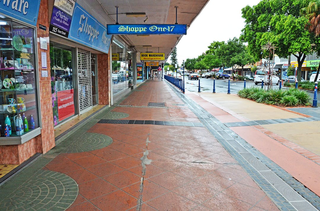 This is a photo of Keen Street Lismore during the day. 
