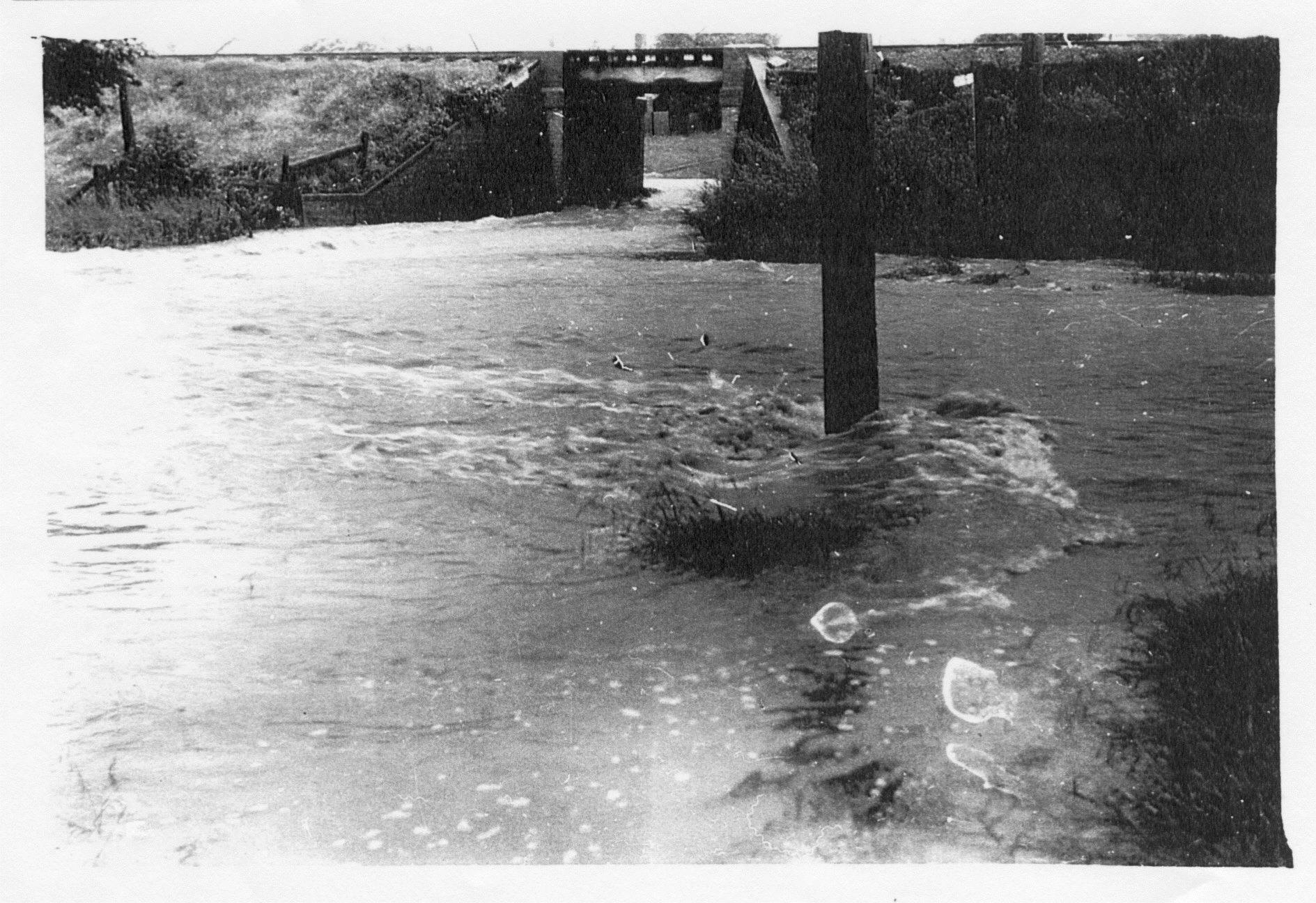 Floods. Spring St. Subway 2-3-1955. (D. Baxter photo).jpg