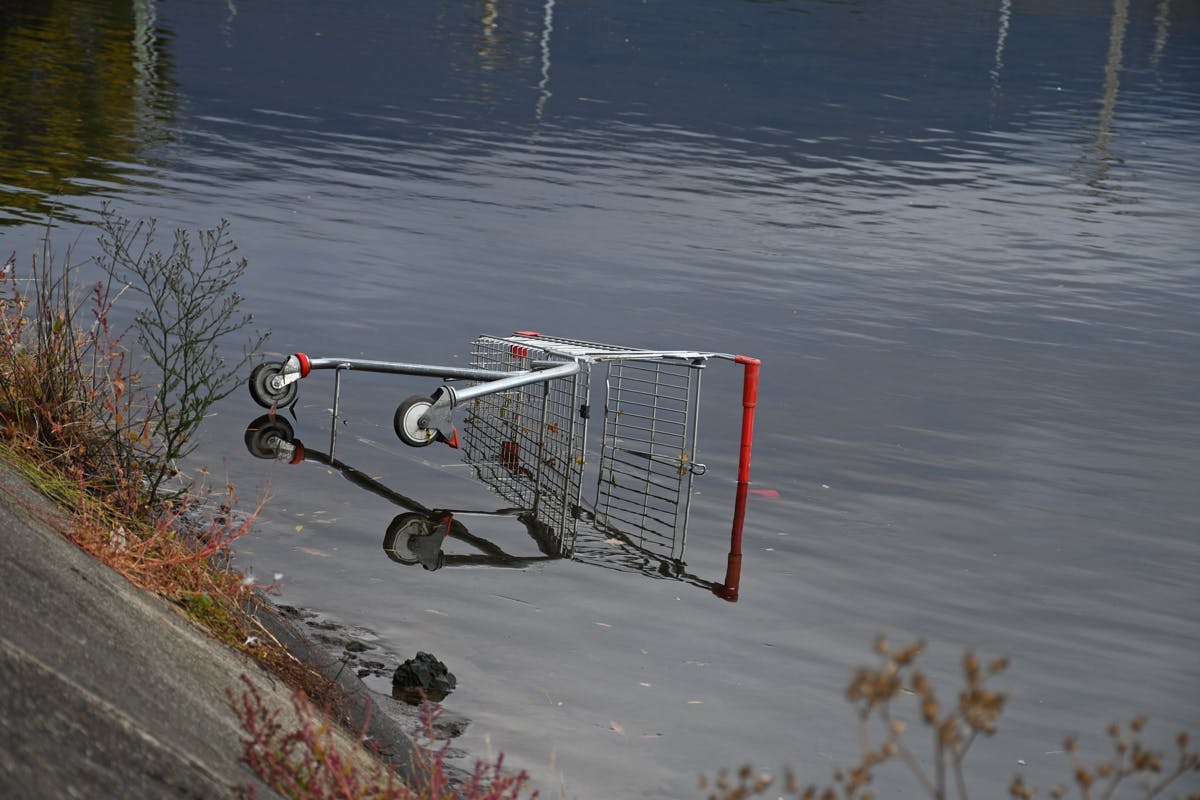 New-Town-Rivulet-Outlet-Crumbling-concrete-embankment-and-dumped-shoppint-trolley-DSC_4277.jpg