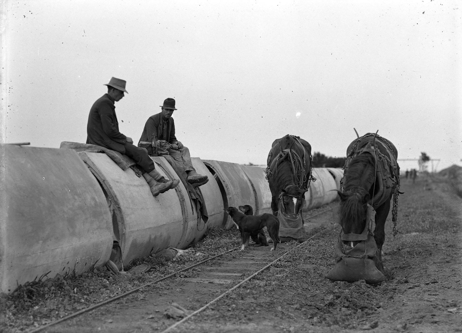 Ovoid sewer under construction, undated.bmp