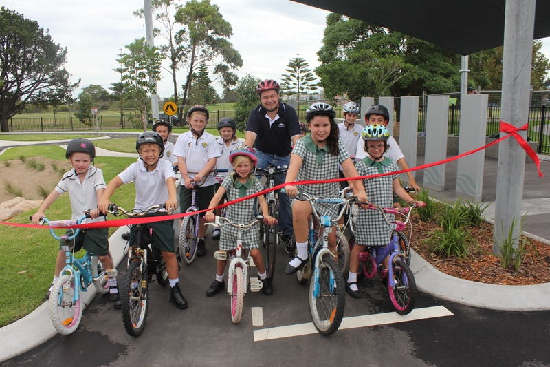 Mayor Tony Bowen with kids from Chifley Public School