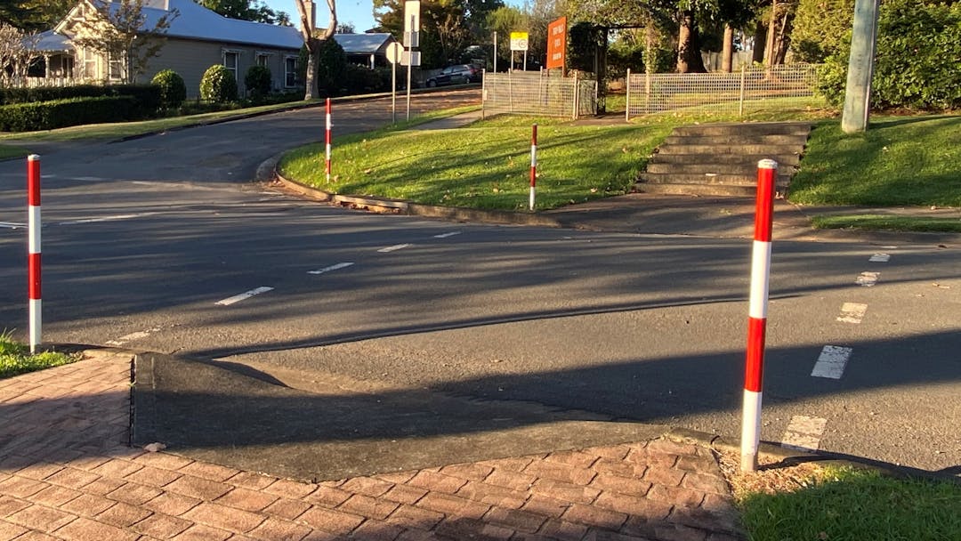 Image of the existing Children's Crossing on Victoria Street Berry, opposite the Berry Public School