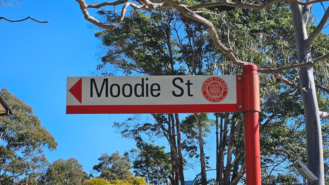 Moodie St sign