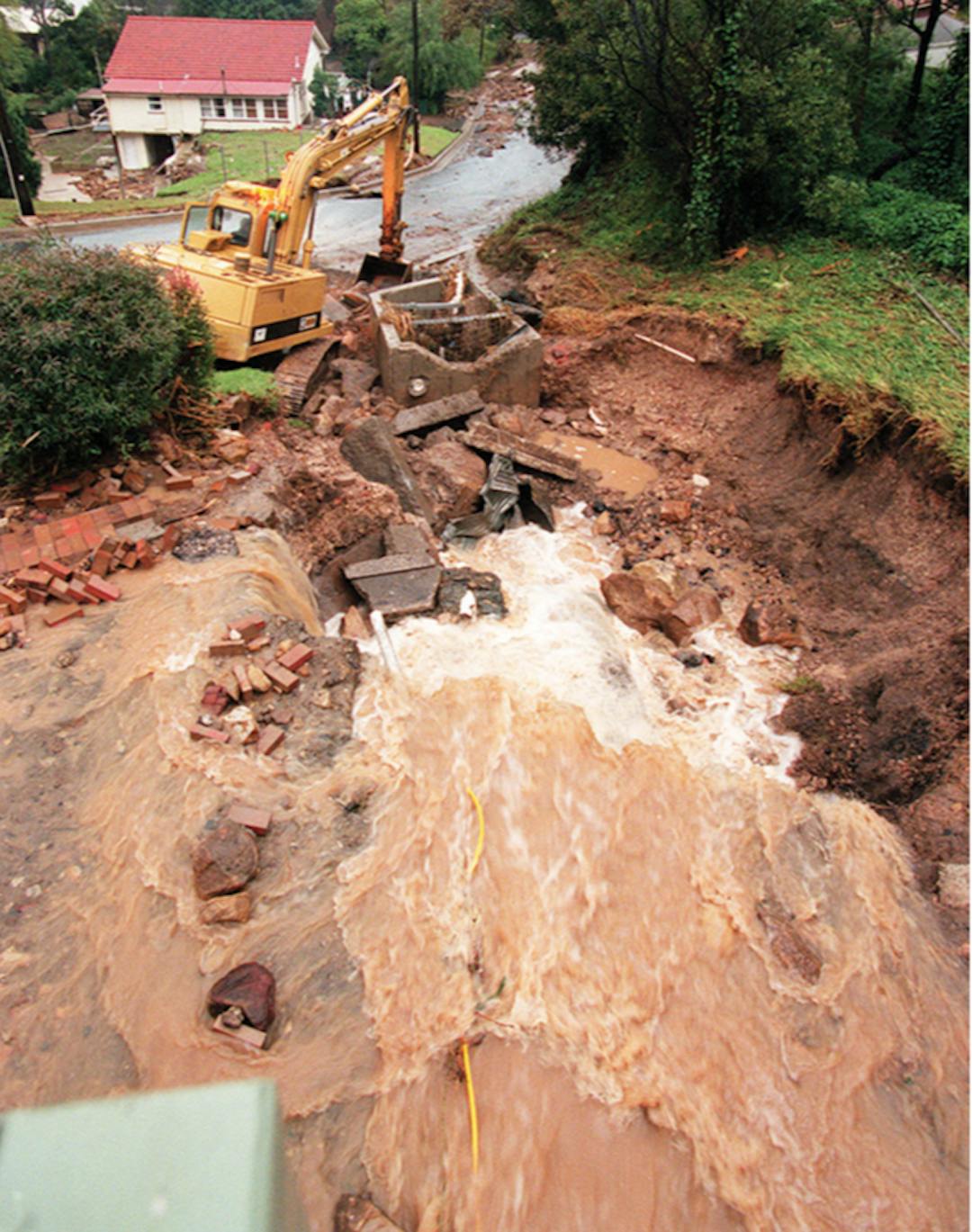 Flow exiting the pipe crossed Dobinson Street, Balgownie in the aftermath of the August flood 1998