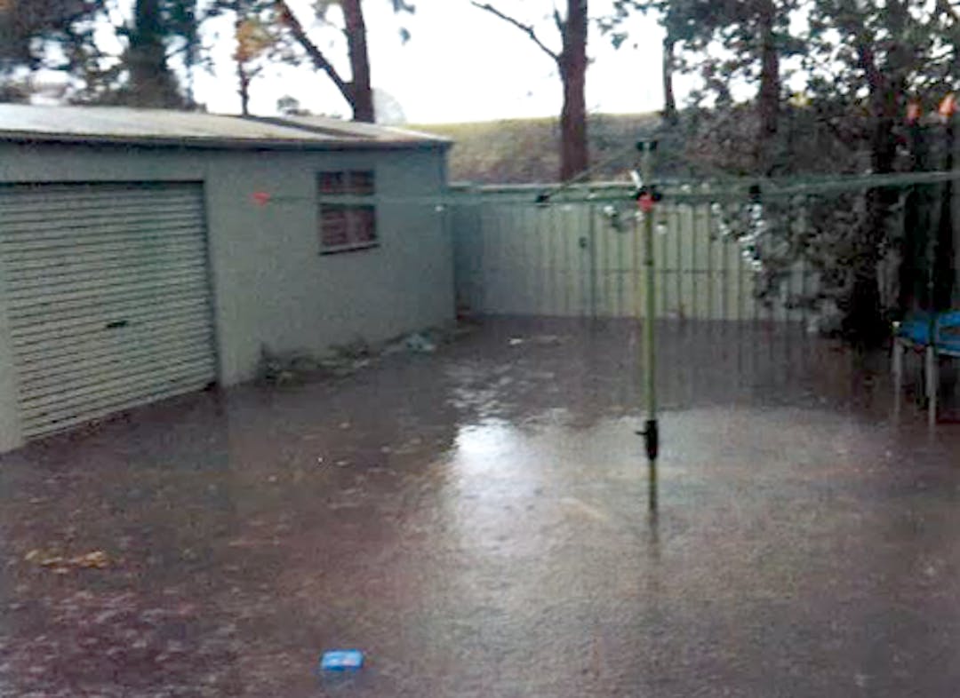 Darragh Drive, Figtree experiencing peak stage flood in October 1999