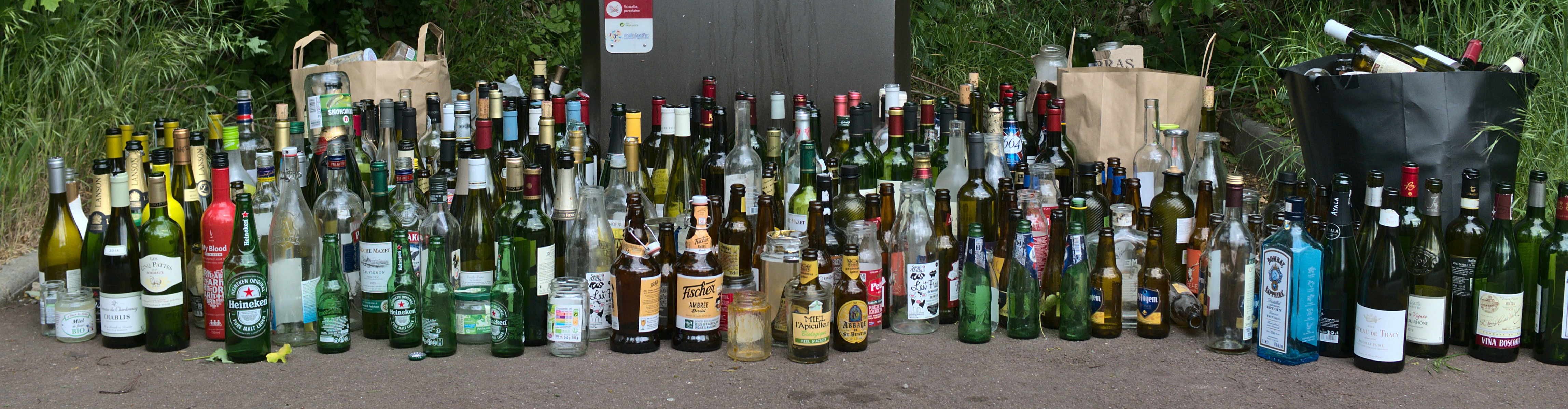 Glass recycling station with refund machine