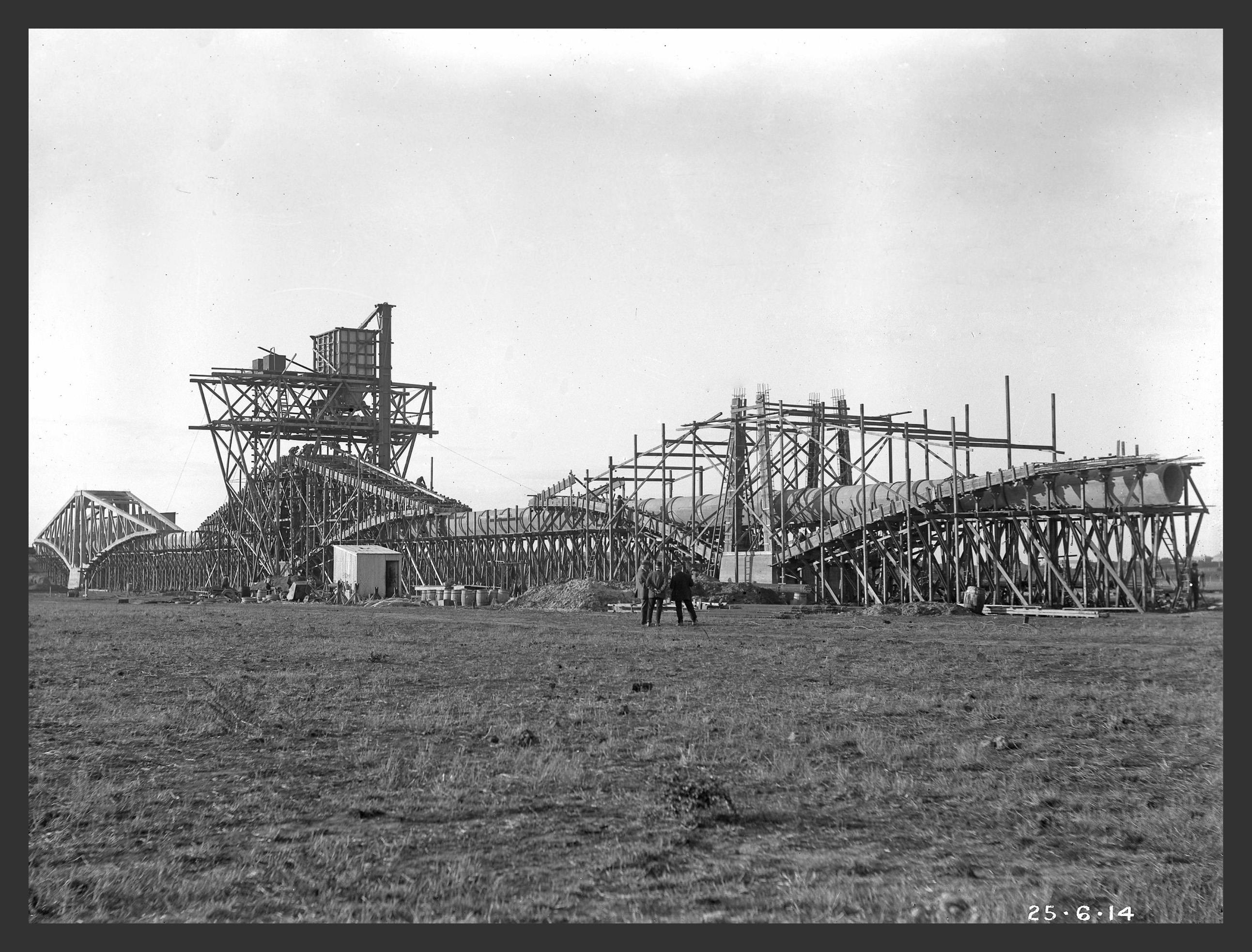 Aqueduct under construction June 1914.jpg