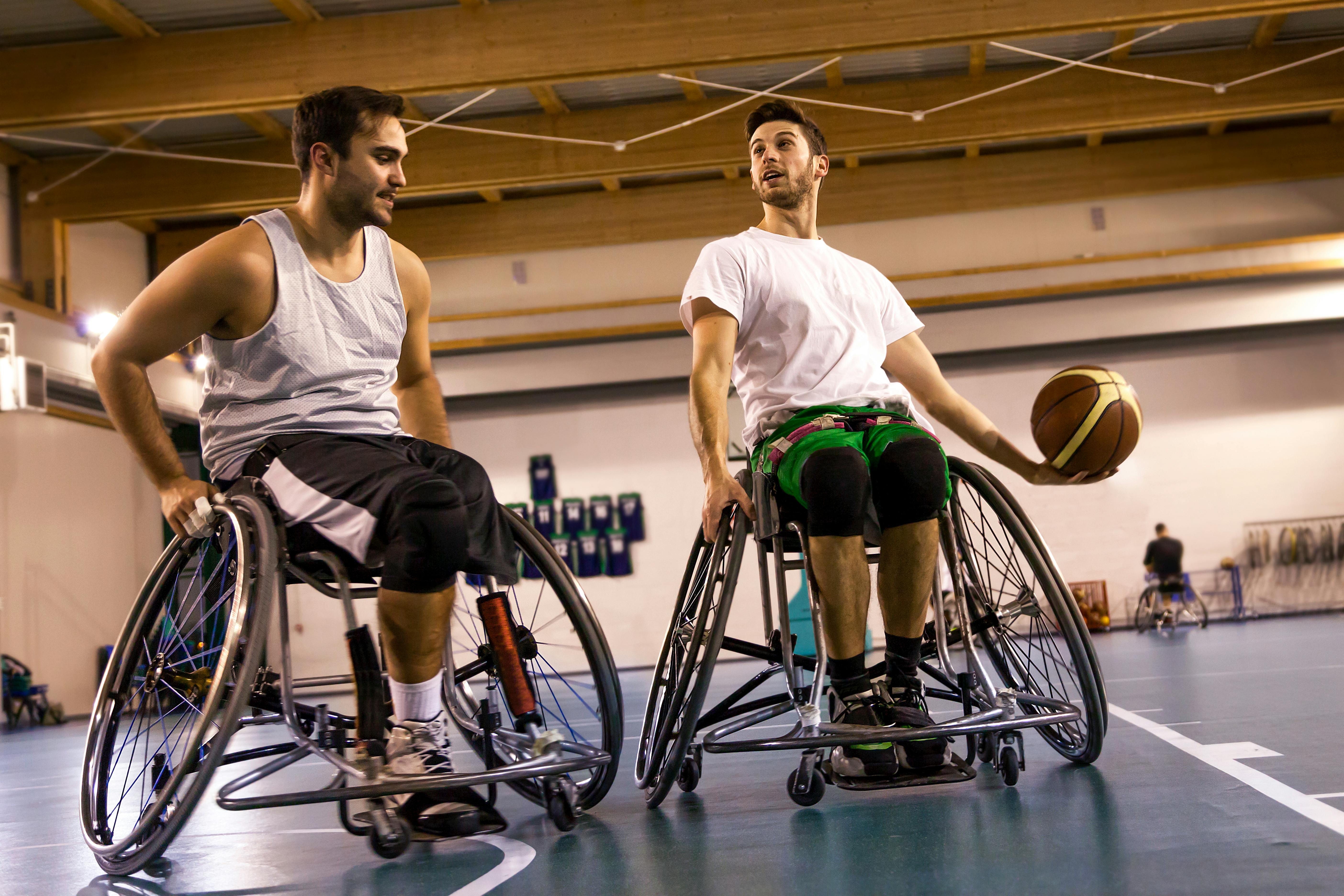 Мужчины будучи инвалидом. Спорт для людей с ограниченными возможностями. Спортсмены с ограниченными возможностями. Мужчина в инвалидной коляске. Атлет с инвалидностью.