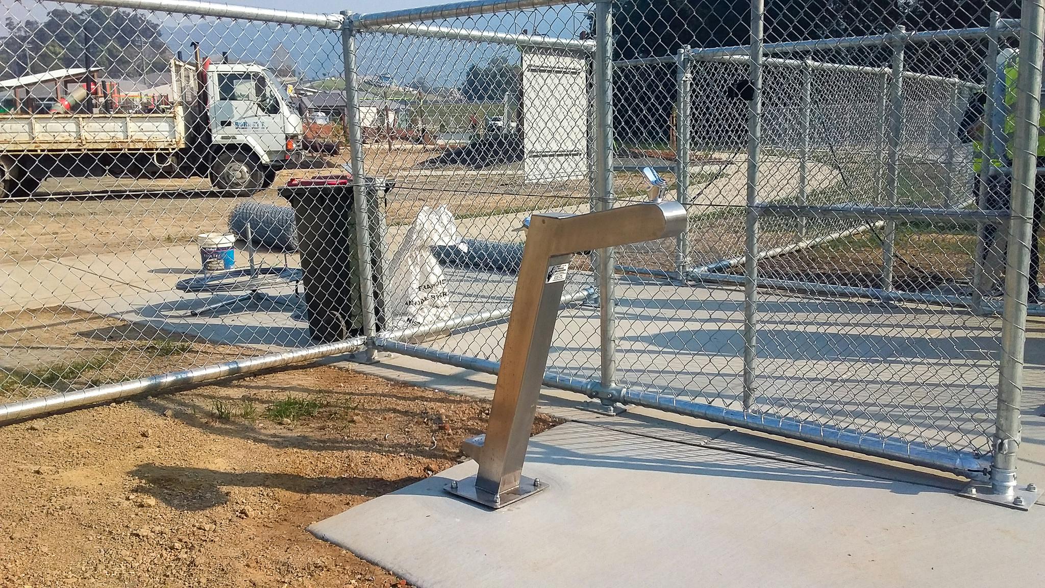 People bubbler and water bowl for pooches