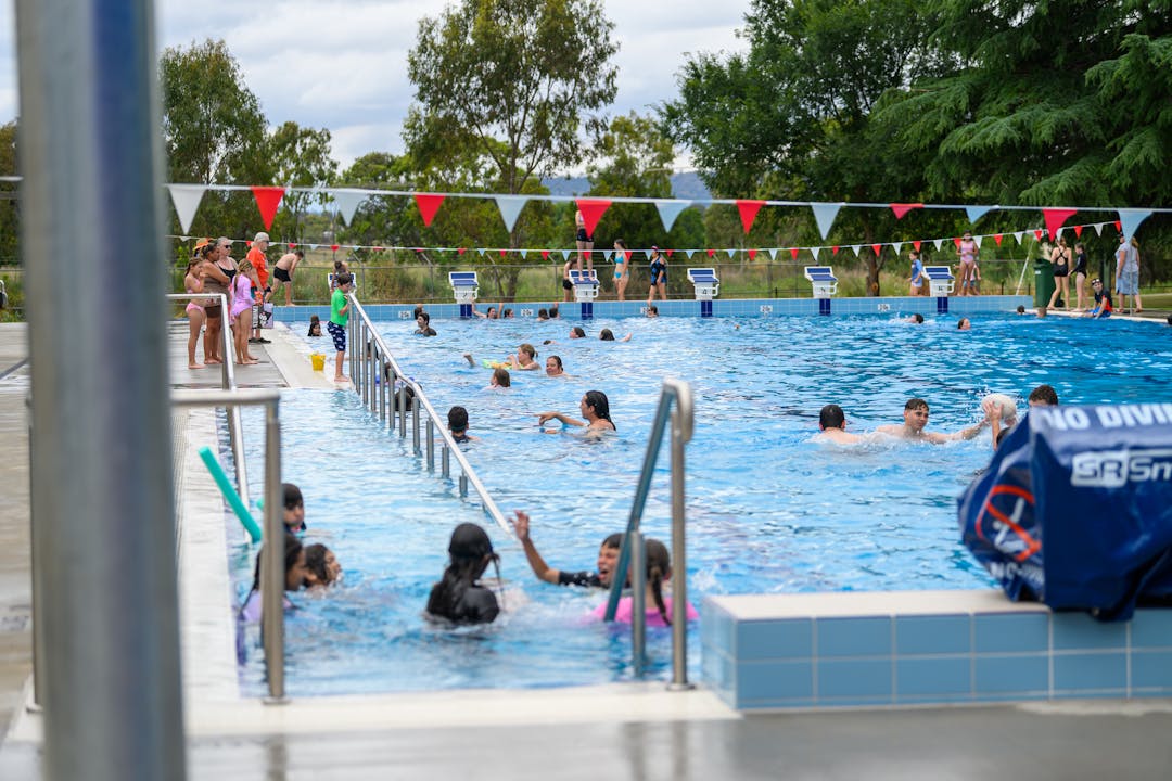 Swimming pool with entry ramp