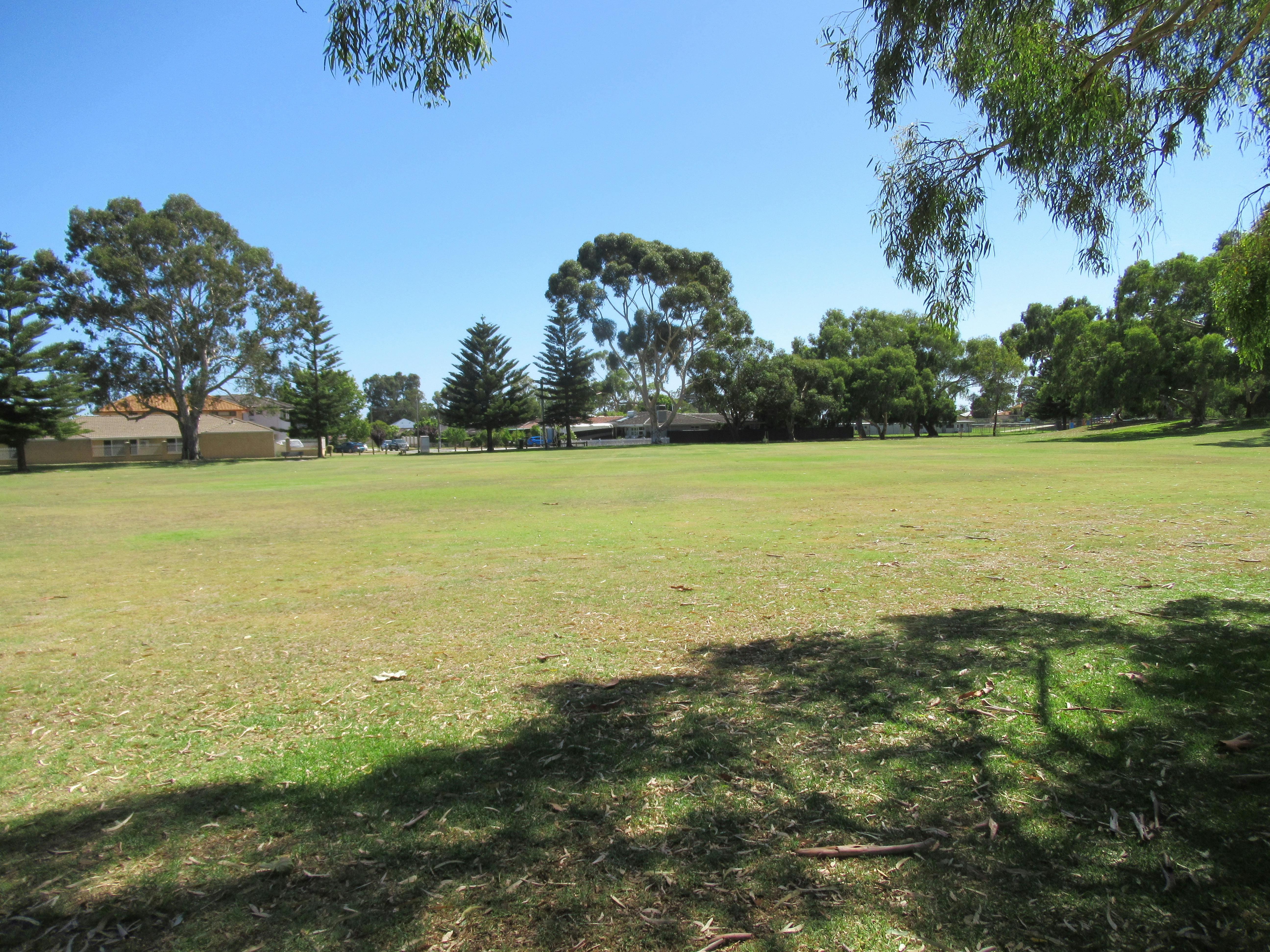 Area at Riverton Park between Barber Place and Laurel Close where dogs can exercise off-leash