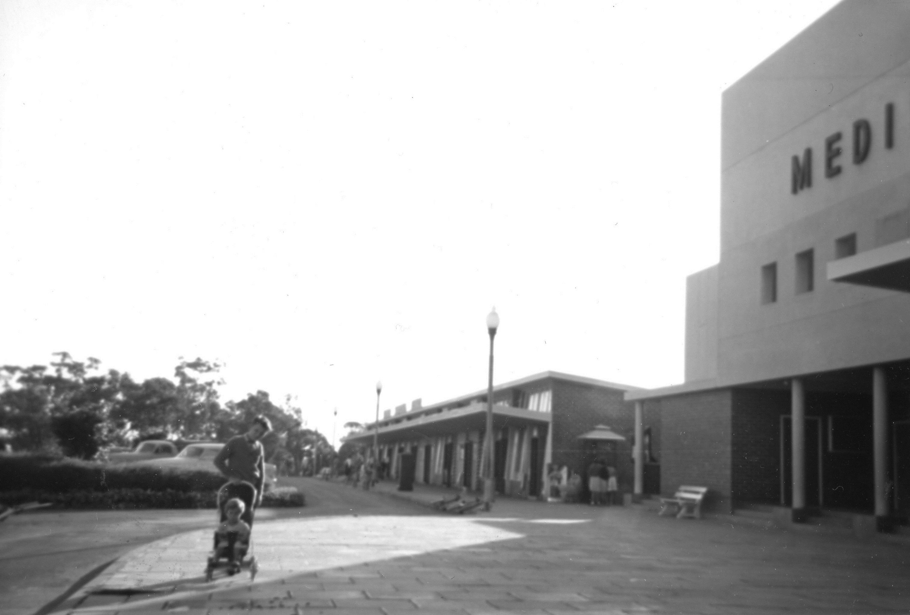 Medina shops  cinema 1959 (H. Tebbutt).jpg