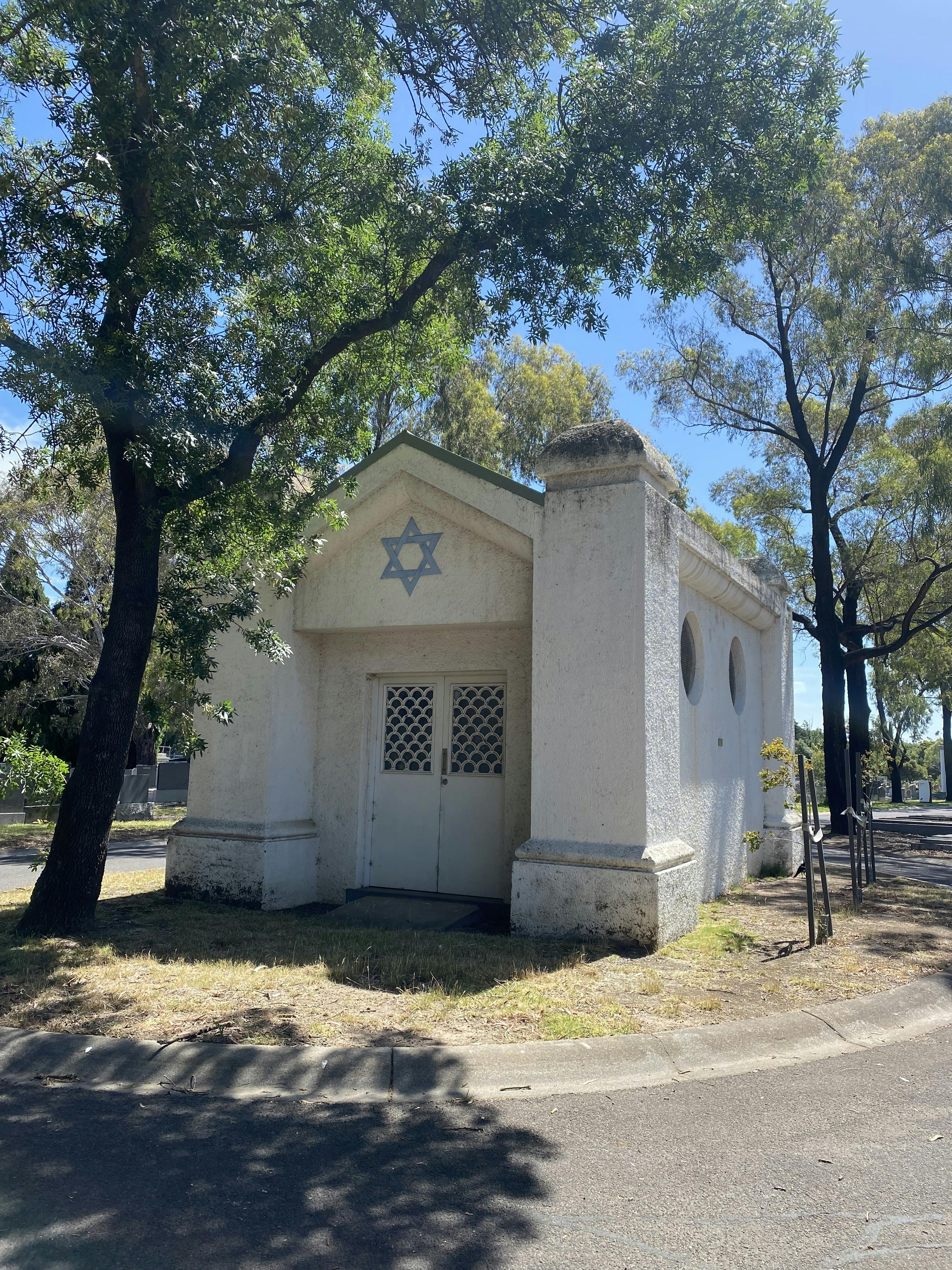 Image of Jewish mortuary chapel surrounded by kerbed roads