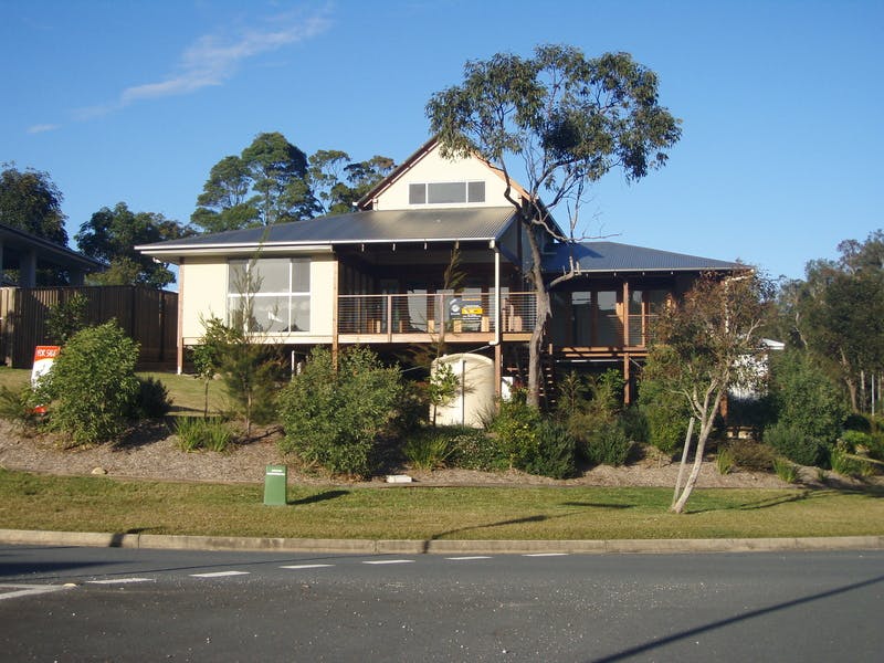 A Koala Beach home designed to effectively accommodate a sloping site.