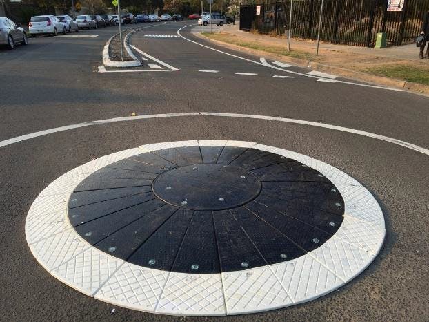 Mini roundabout example.png