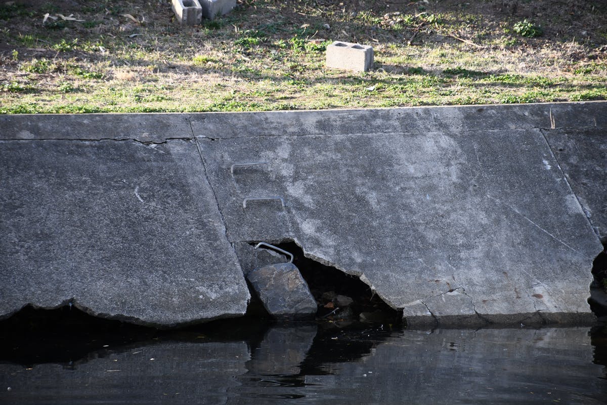 New-Town-Rivulet-Outlet-Crumbling-concrete-embankment-DSC_4239.jpg