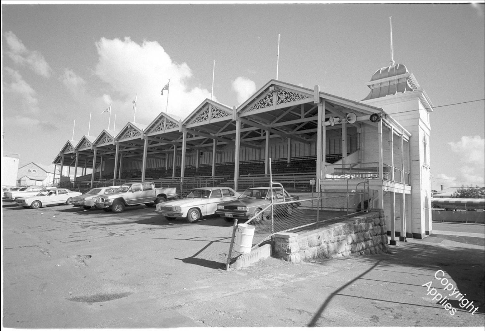 Victoria Pavilion with cars in 1985.jpg